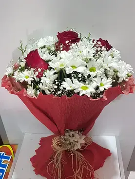 beyaz papatya ve 3 kırmızı gül buket