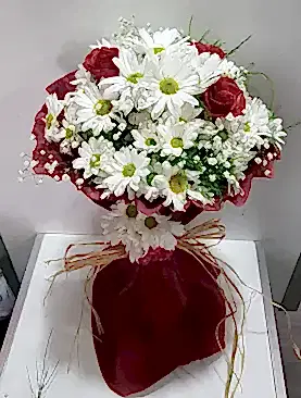 beyaz papatya 3 kırmızı gül buket