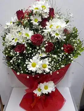 7 kırmızı gül ve beyaz papatya buket