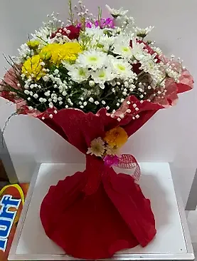 renkli papatya kırmızı gül buket