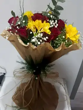 7 kırmızı gül ve frezya buket