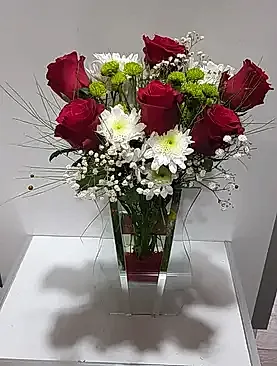 beyaz papatya kırmızı gül vazo