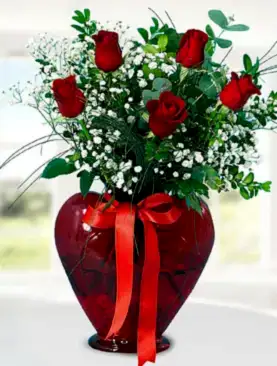 5 kırmızı gül kalp vazo