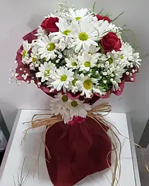 beyaz papatya 3 kırmızı gül buket