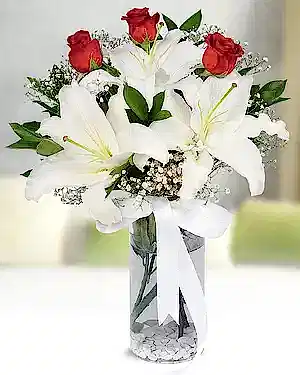 beyaz lilyum 3 kırmızı gül vazo
