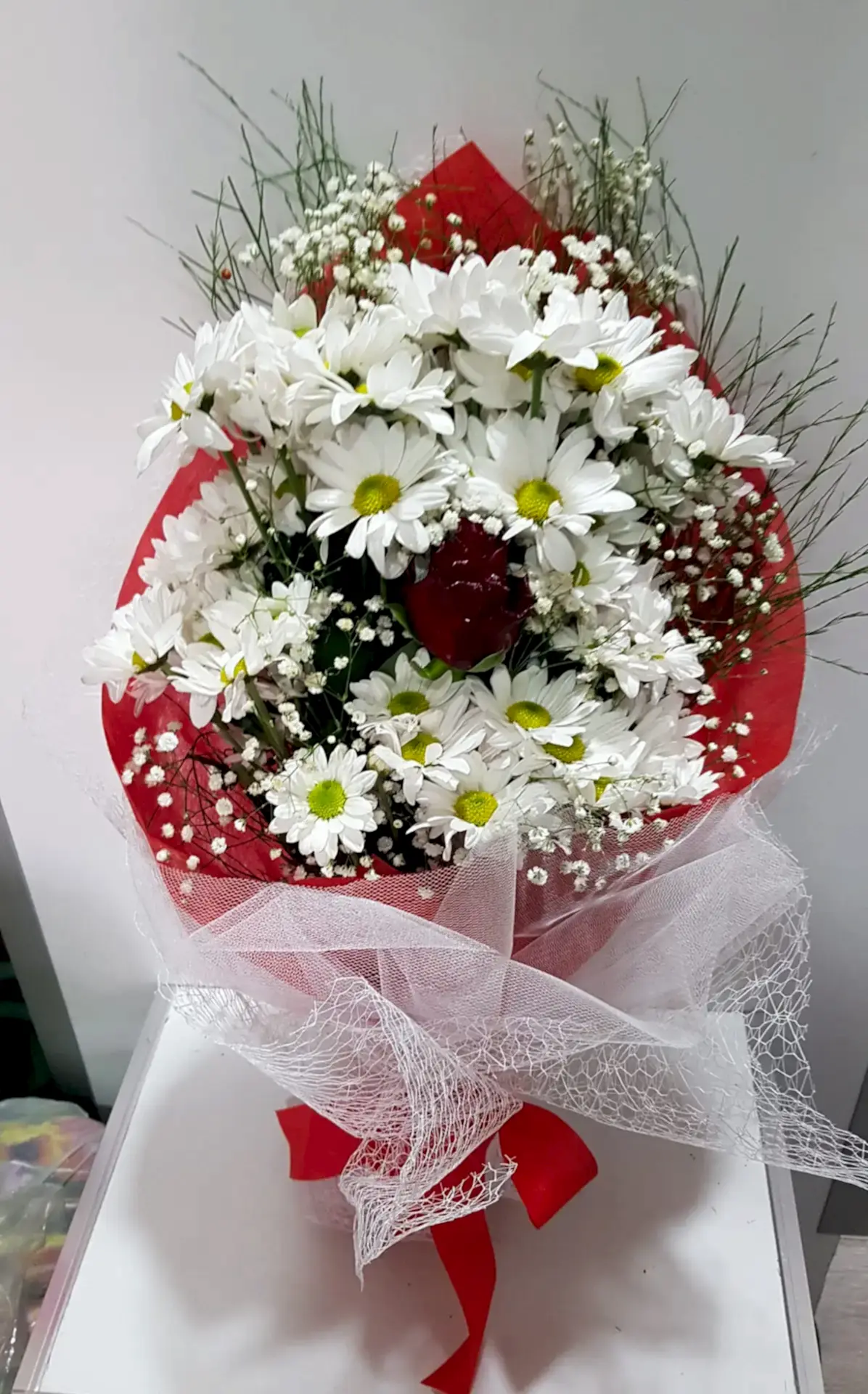 beyaz papatya tek kırmızı gül