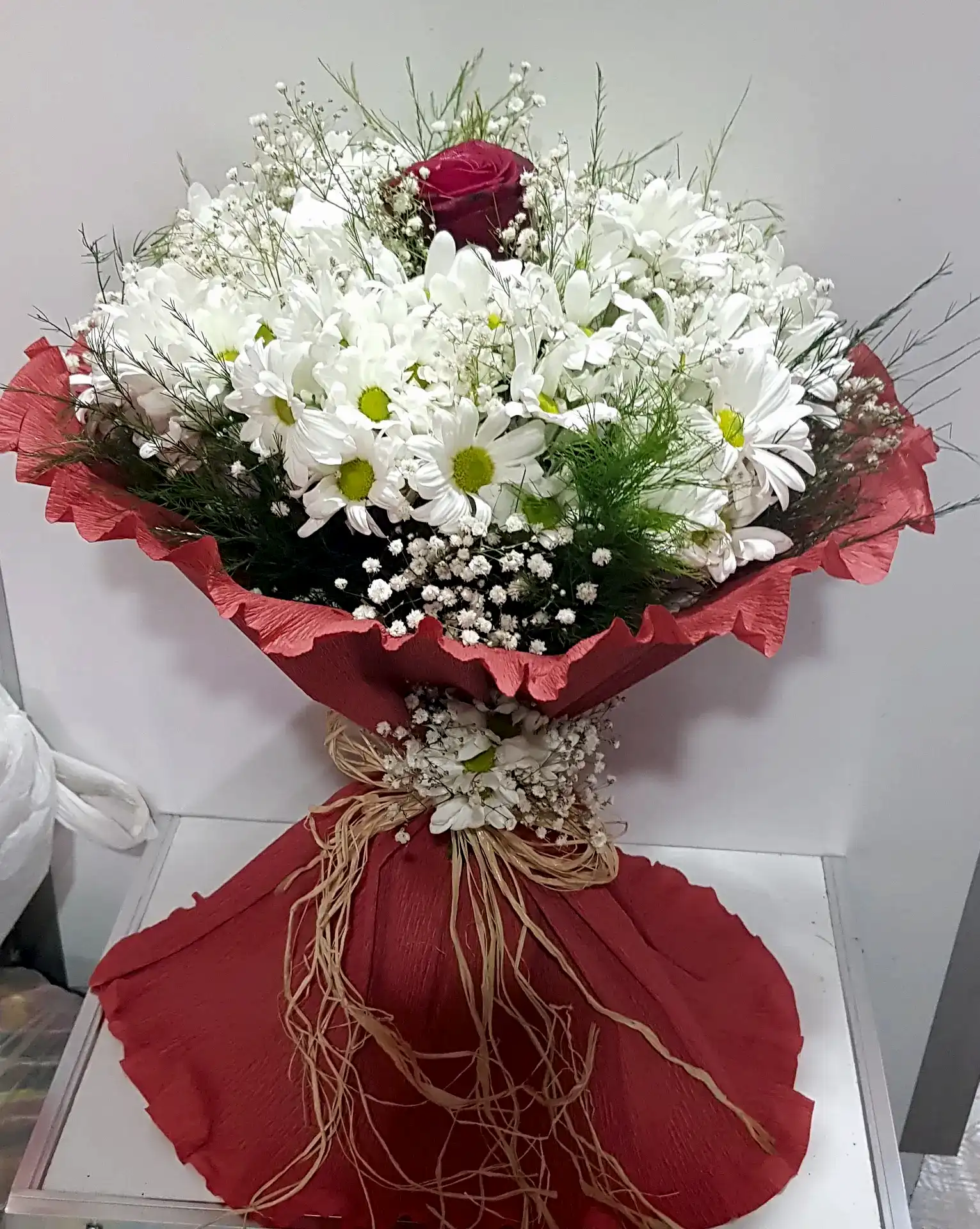 beyaz papatya tek kırmızı gül