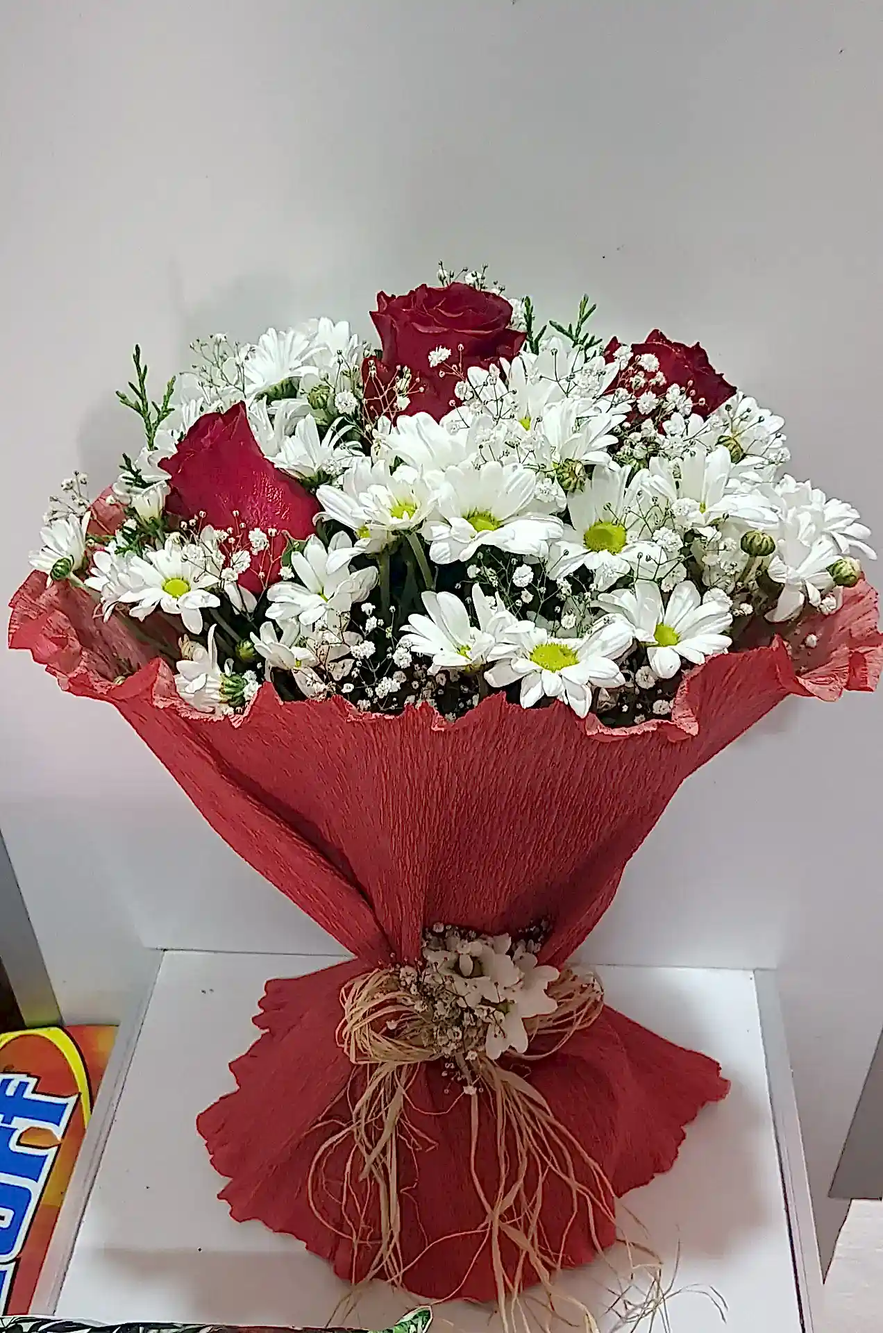 beyaz papatya ve 3 kırmızı gül buket